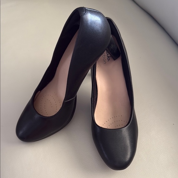 NWT CLARKS Ambyr Joy Black Leather Pumps - Picture 1 of 5